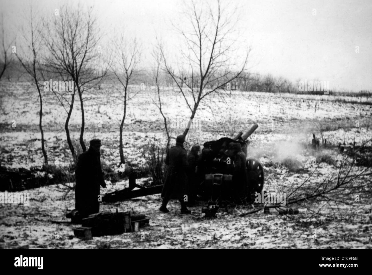 Un obice da 10,5 cm 18 sparò sulla posizione sovietica nell'area di Donets nella sezione meridionale del fronte orientale vicino a Troitskoye. Foto: Knödler [traduzione automatica] Foto Stock