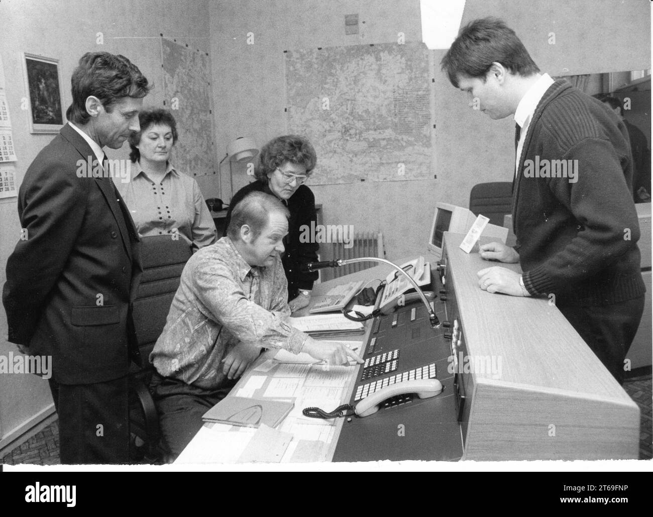 Il centro di controllo nell'amministrazione distrettuale di Luckenwalde viene consegnato all'uso previsto. Amministrazione. Contea di Teltow-Fläming. Foto: MAZ/Margrit Hahn,17.12.1991 [traduzione automatica] Foto Stock