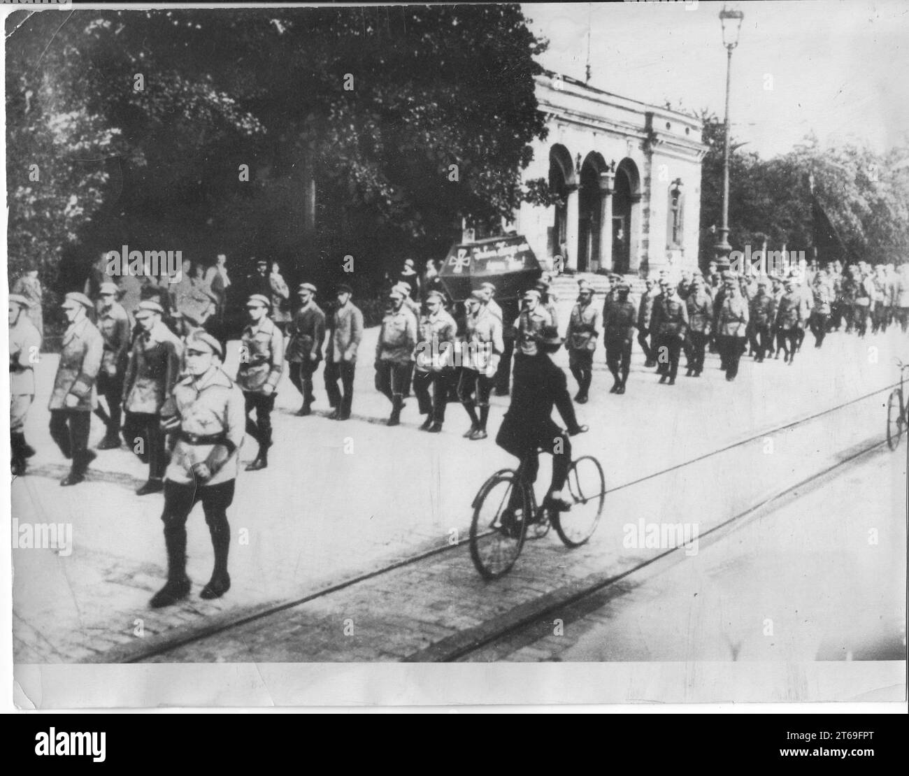 "Grande dimostrazione di circa 8000 partecipanti (lavoratori, lavoratori) durante la settimana contro la guerra a Potsdam sul Lange Brücke, in direzione di Alter Markt. (Foto) Red Front Fighters' League (RFB) con bara e le iscrizioni ''a ogni guerriero la sua casa'' e ''guerra contro la guerra''. Ad Alter Markt, la processione fu attaccata dalla polizia e la bara confiscata. Rally. Dimostrazione. Demo. Repubblica di Weimar. storico. Foto: MAZ/Archive, 01.08.1926 [traduzione automatizzata]' Foto Stock