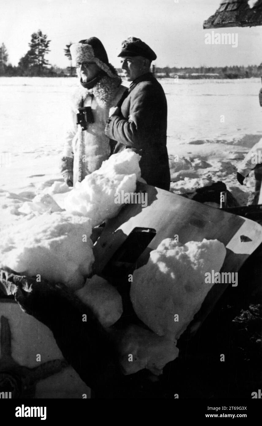 Gli ufficiali tedeschi, un comandante di divisione e un comandante di compagnia, ispezionano le loro posizioni sul fronte orientale vicino a Pavlova. In primo piano un Pak 36 da 5 cm. Foto: Ulrich [traduzione automatica] Foto Stock