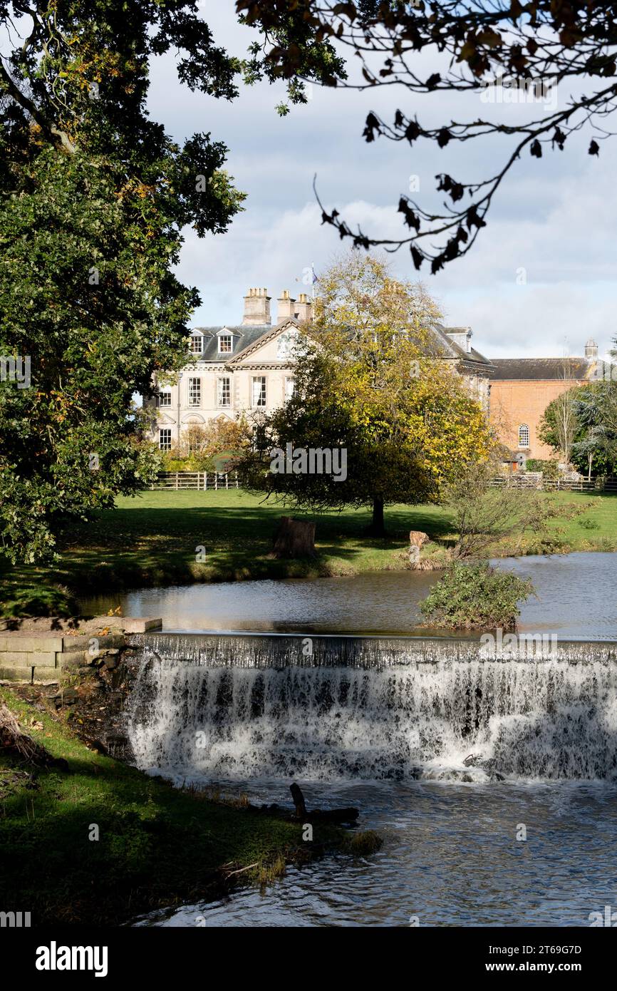 Cascata sul fiume Alne a Wootton Wawen, Warwickshire, Inghilterra, Regno Unito Foto Stock