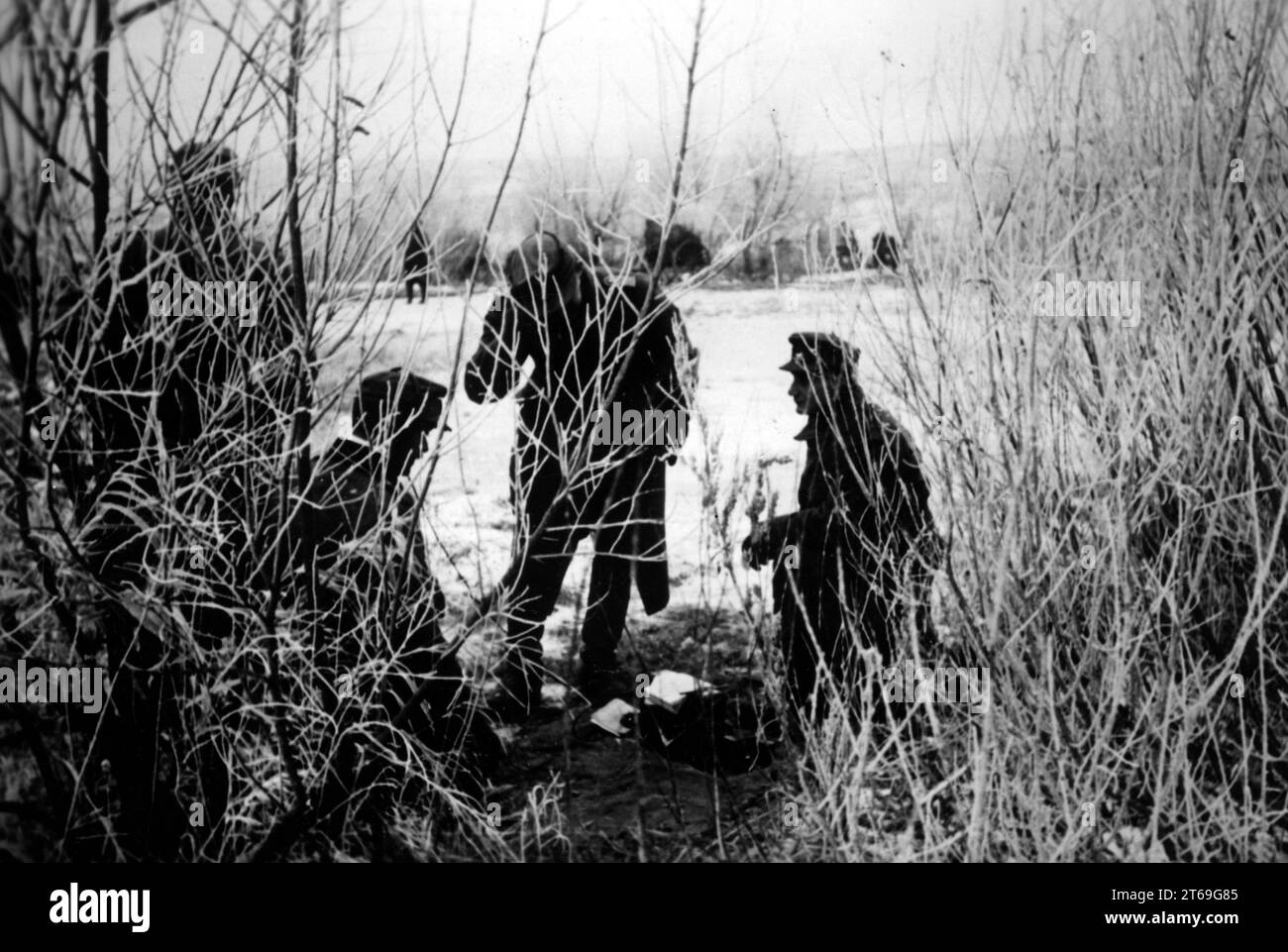 Il comandante della batteria di una batteria Feldhaubitze 18 da 10,5 cm prende il resoconto di un osservatore avanzato nell'area di Donets nella sezione meridionale del fronte orientale vicino a Troitskoye. Foto: Knödler [traduzione automatica] Foto Stock