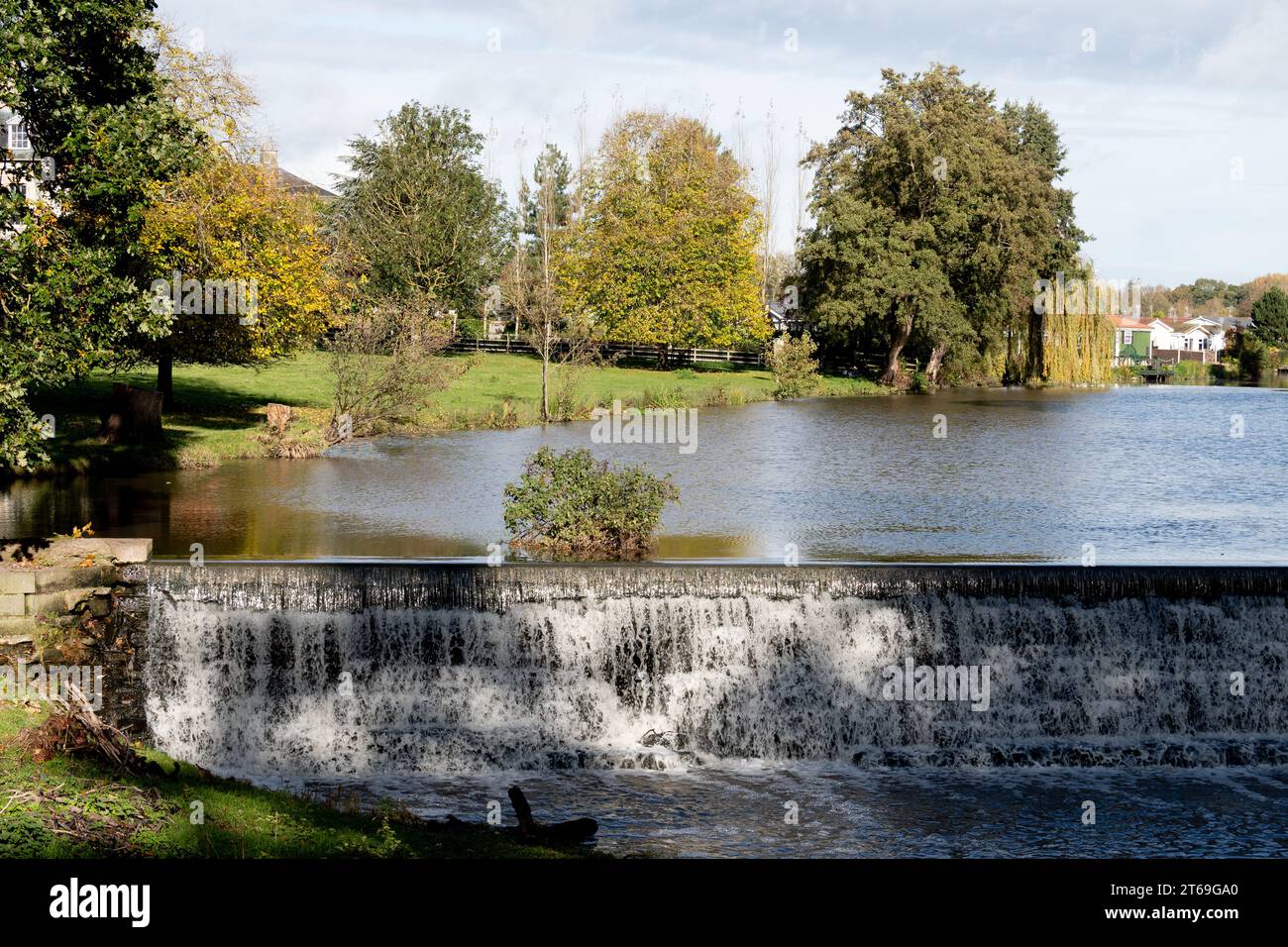 Cascata sul fiume Alne a Wootton Wawen, Warwickshire, Inghilterra, Regno Unito Foto Stock