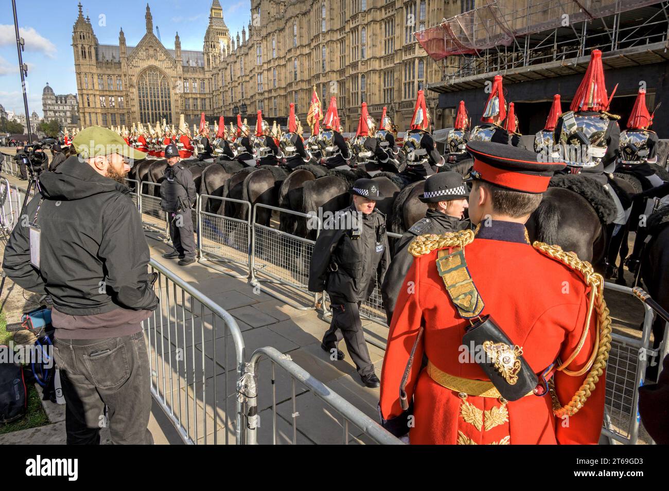 Membri della Household Cavalry in attesa a Westminster durante l'apertura del Parlamento come re di Carlo III. 7 novembre 2023 Foto Stock
