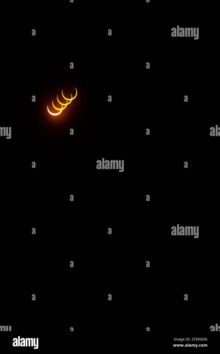 14 ottobre 2023 eclissi anulare (in composito fotografico) sopra Monument Valley, Arizona Foto Stock
