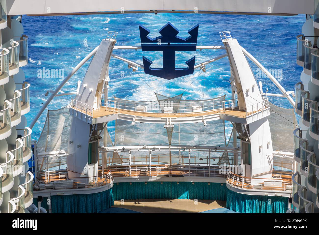 Piattaforme per immersioni dell'Aquatheater a poppa della nave da crociera Royal Caribbean Allure of the Seas Foto Stock