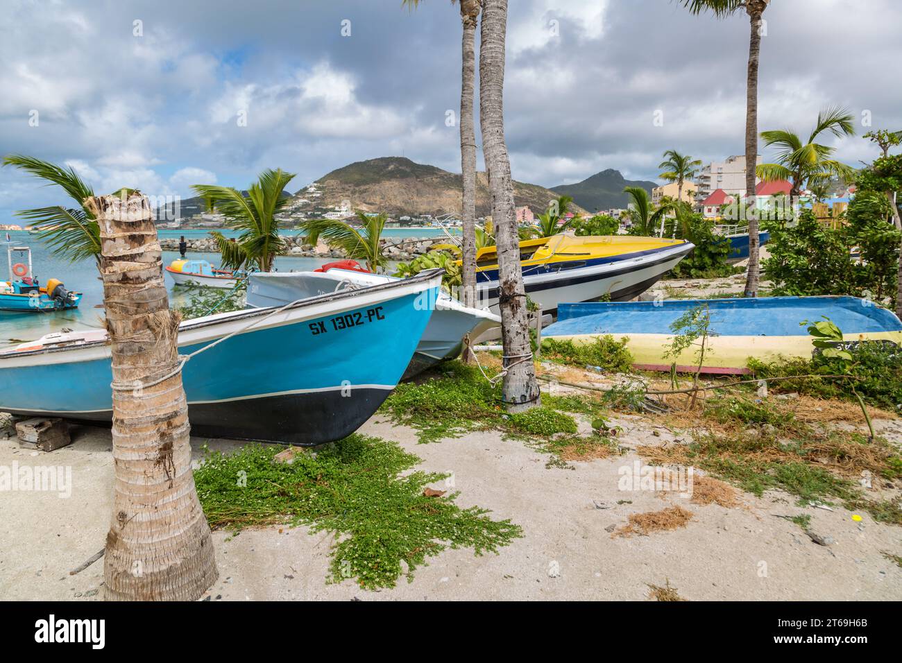 Piccole barche legate alle palme su una spiaggia nel porticciolo di Phillipsburg, St Maarten nel Mar dei Caraibi Foto Stock