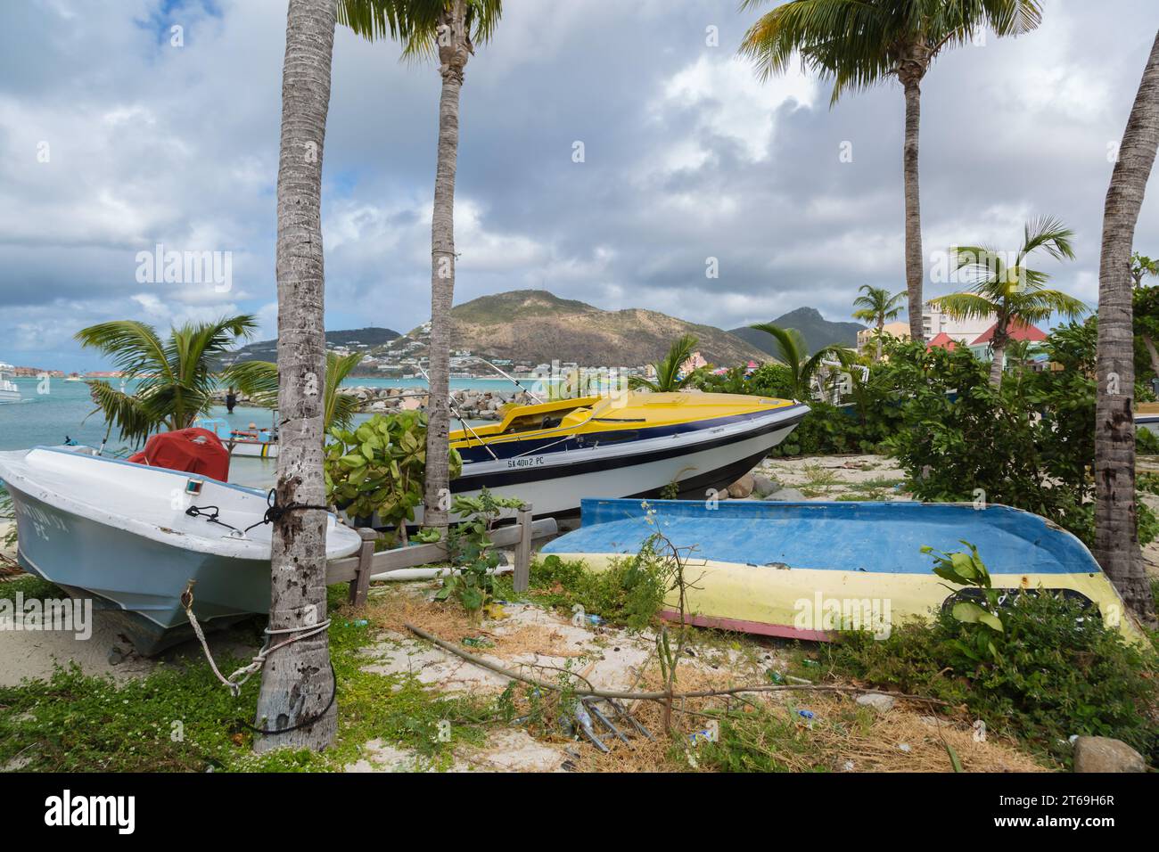 Piccole barche legate alle palme su una spiaggia nel porticciolo di Phillipsburg, St Maarten nel Mar dei Caraibi Foto Stock