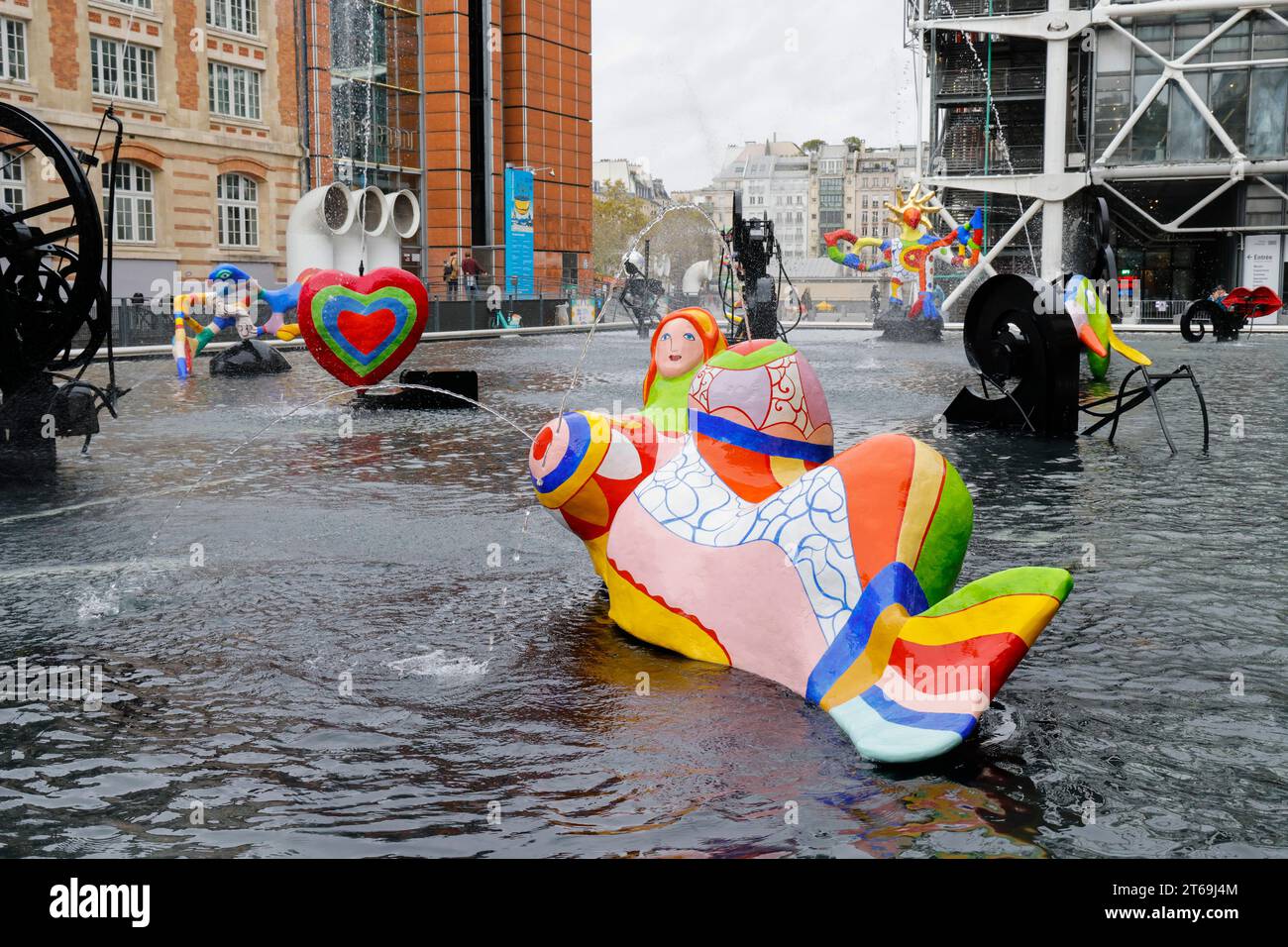 LA MITICA FONTANA DI STRAVINSKY RESTAURATA DI RECENTE A PARIGI Foto Stock