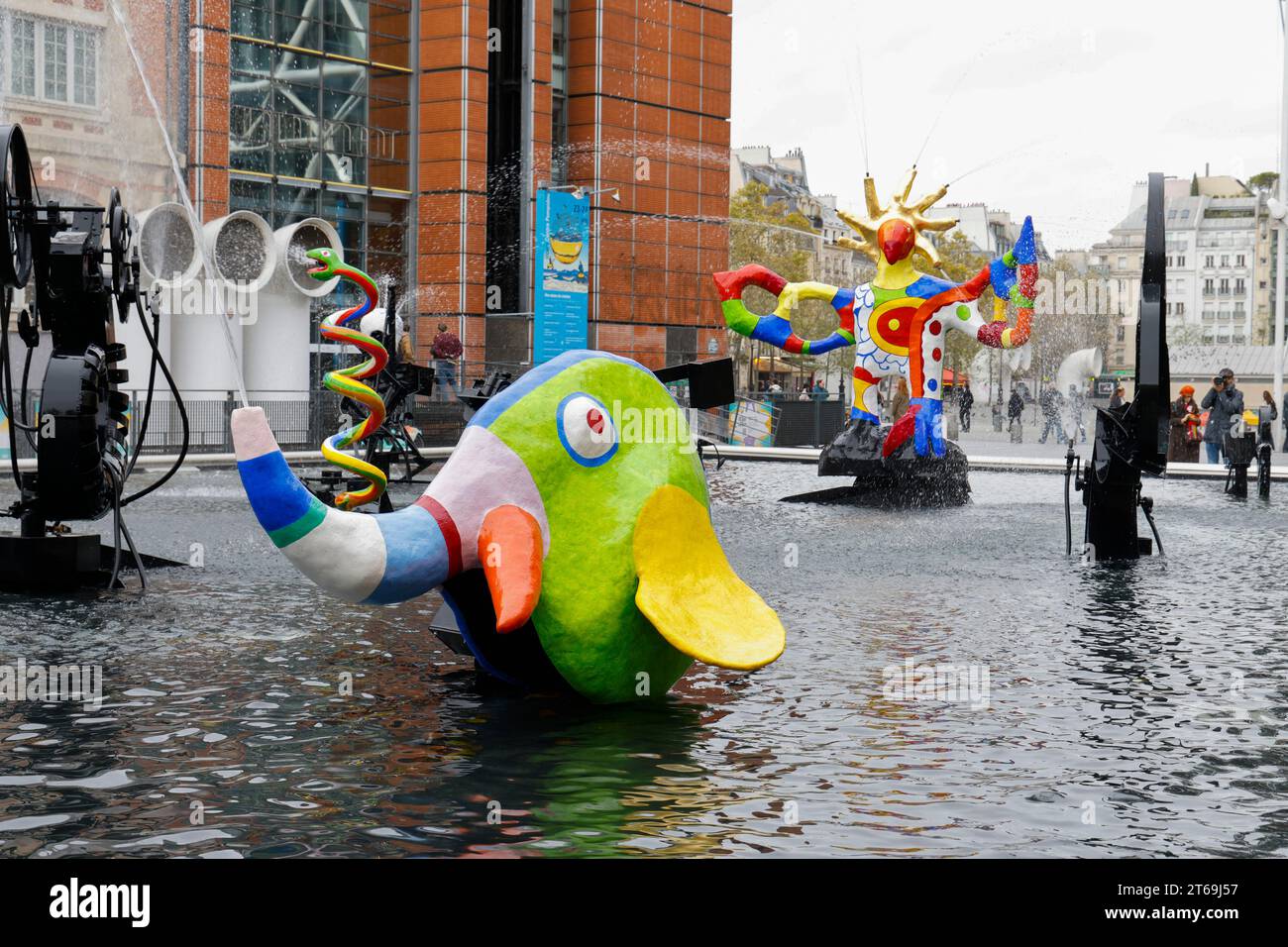 LA MITICA FONTANA DI STRAVINSKY RESTAURATA DI RECENTE A PARIGI Foto Stock