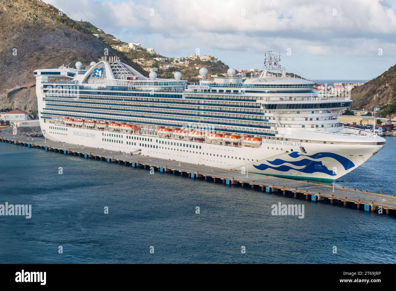 Princess Cruises Caribbean Princess, nave da crociera al porto di Phillipsburg sull'isola di Sint Maarten, nel Mar dei Caraibi Foto Stock