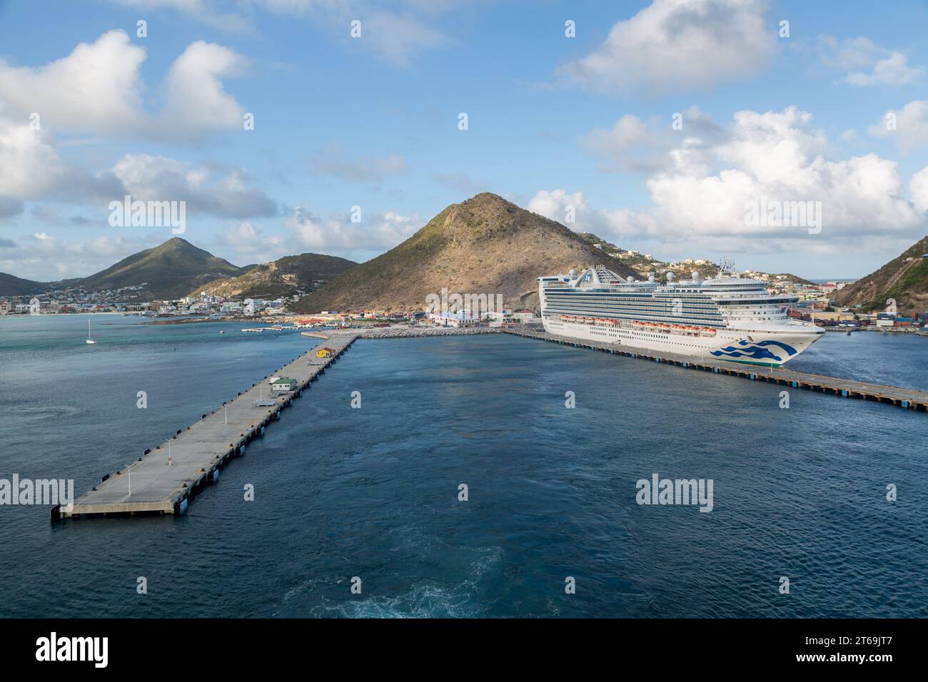 Princess Cruises Caribbean Princess, nave da crociera al porto di Phillipsburg sull'isola di Sint Maarten, nel Mar dei Caraibi Foto Stock