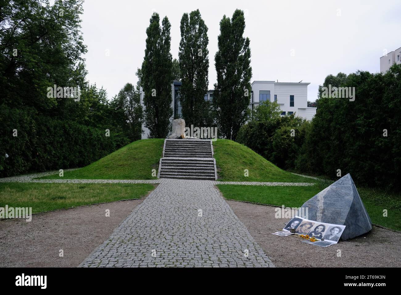 Varsavia, Polonia - 5 agosto 2023. Ulica Miła 18, era il quartier generale del "bunker" della Jewish Combat Organization, gruppo di resistenza ebraica a Varsavia Foto Stock