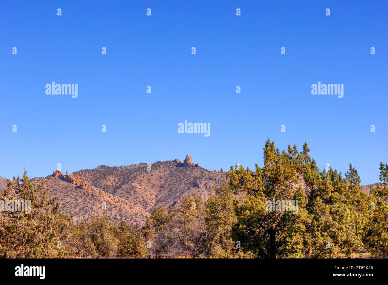 Le caratteristiche geologiche possono essere viste dall'autostrada nell'Oregon orientale, Stati Uniti Foto Stock