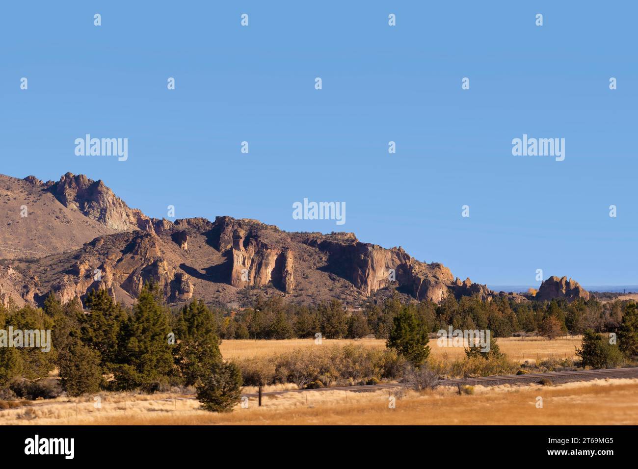 Scena desertica nell'Oregon orientale vista da un'auto sull'autostrada 97 Foto Stock