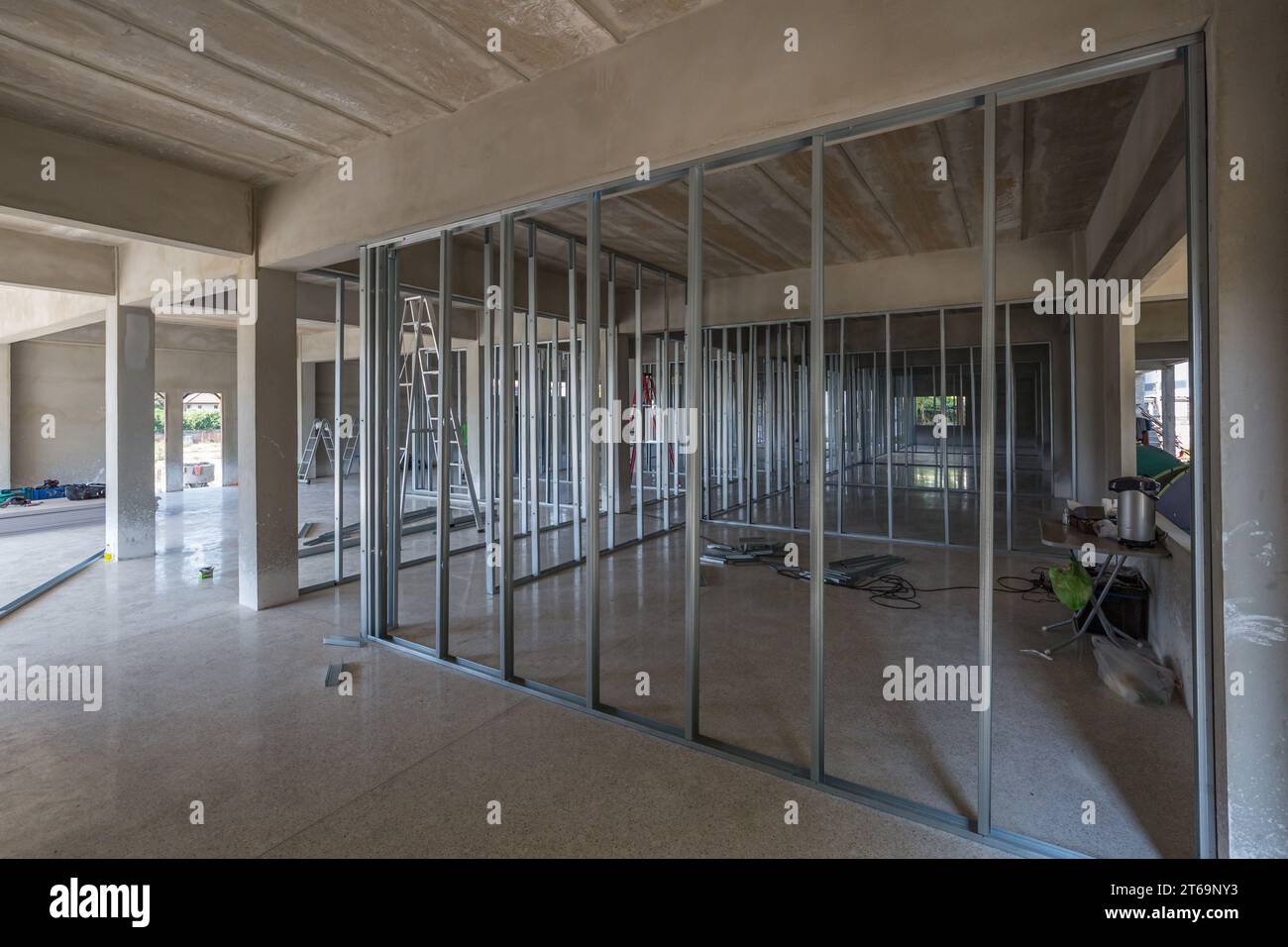 Costruzione di pareti interne in metallo utilizzate nell'edificio della Grace Language School e dell'edificio della Baan Athitaan Church a Chiang Rai, Thailandia Foto Stock