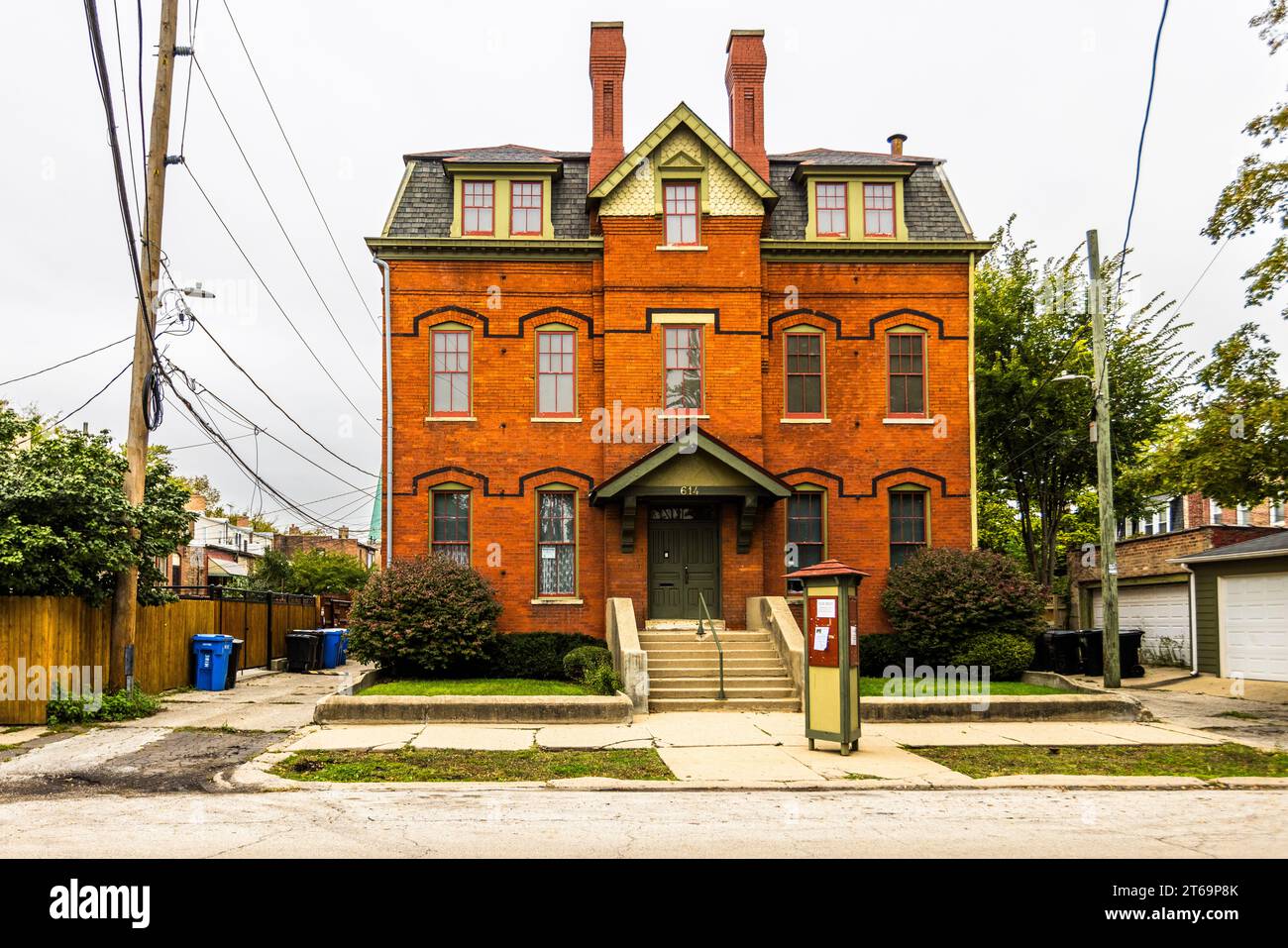 Questo prestigioso edificio residenziale nel quartiere storico di Pullman a Chicago, Illinois, Stati Uniti, ospita il Florence Lowden Miller Historic Pullman Center dal 2024 – ancora non rinnovato al momento di questa fotografia del 2023. Il centro è intitolato a Florence Lowden Miller, nipote di George Pullman, figlia della sua figlia maggiore Florence Pullman e di Frank Lowden, poi governatore dell'Illinois. Il quartiere di Pullman a Chicago è stato soggetto a gentrificazione dalla fine del XX secolo, con molti residenti che restaurano le proprie case e partecipano a progetti di quartiere. Foto Stock