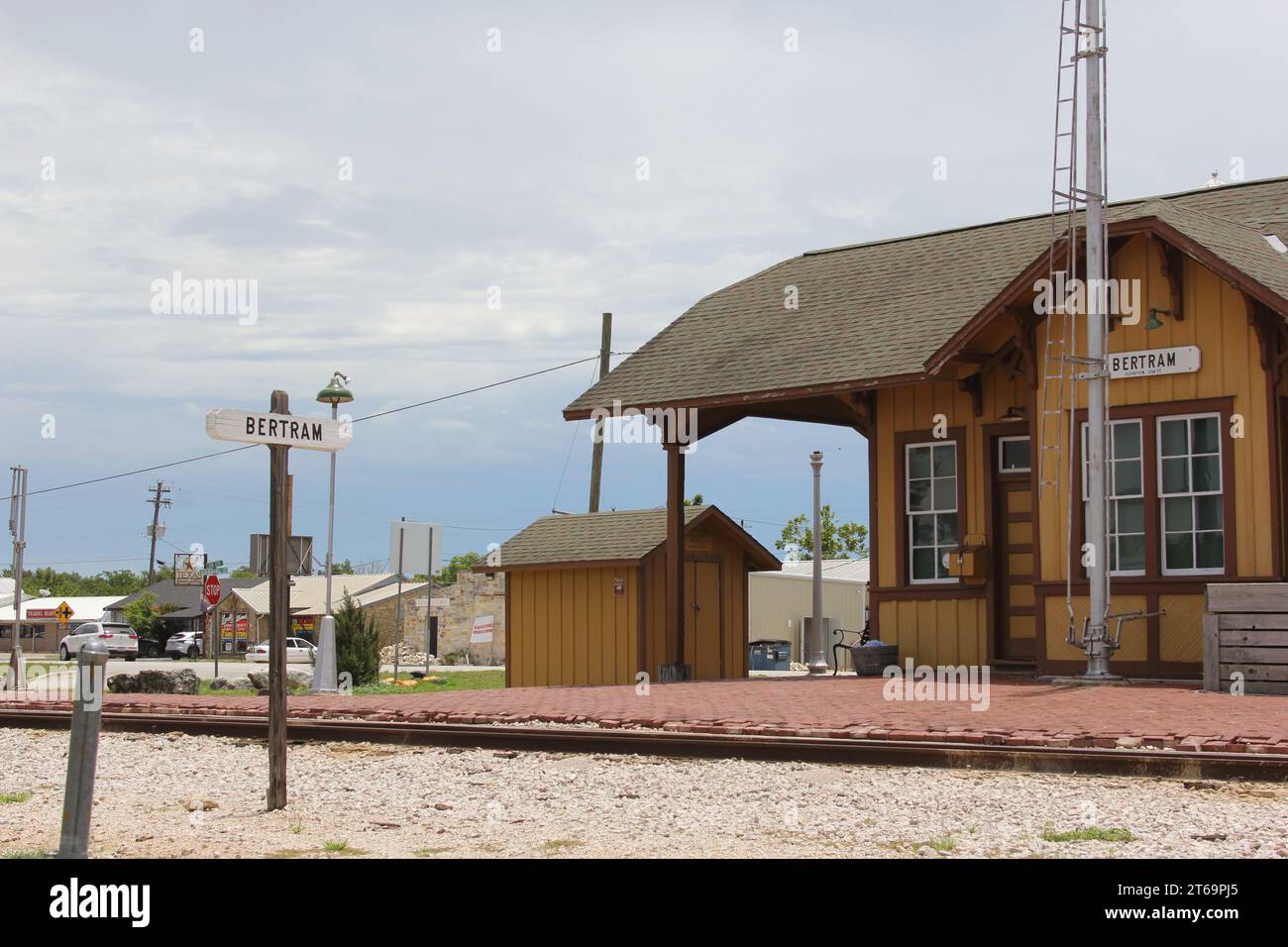 Bertram, Texas - 8 giugno 2023: Storico deposito ferroviario nel giorno delle nuvole a Bertram, Texas Foto Stock