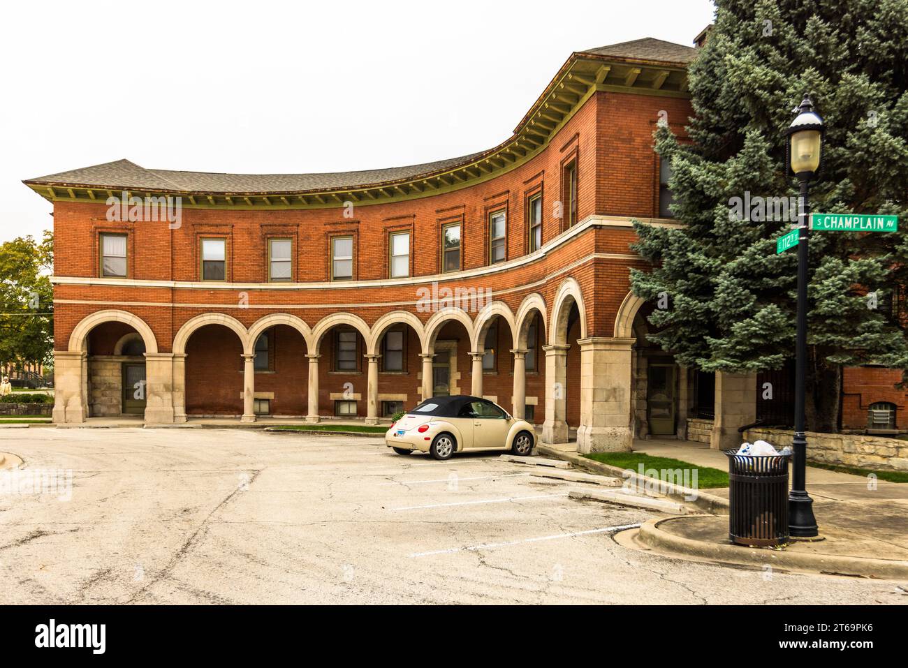 Gli appartamenti colonnati nello storico quartiere Pullman sono stati costruiti insieme al nuovo mercato nel 1893. Ogni edificio contiene tre appartamenti, uno al secondo piano e due al piano superiore. La Pullman Company ha utilizzato questi appartamenti durante l'esposizione colombiana del 1893 per ospitare gli ospiti che partecipano alla fiera nella vicina Hyde Park. Il quartiere Pullman di Chicago è stato gentrizzante dalla fine del XX secolo. Molti residenti sono coinvolti nel restauro delle proprie case e in progetti in tutto il quartiere. Chicago, Illinois, Stati Uniti Foto Stock