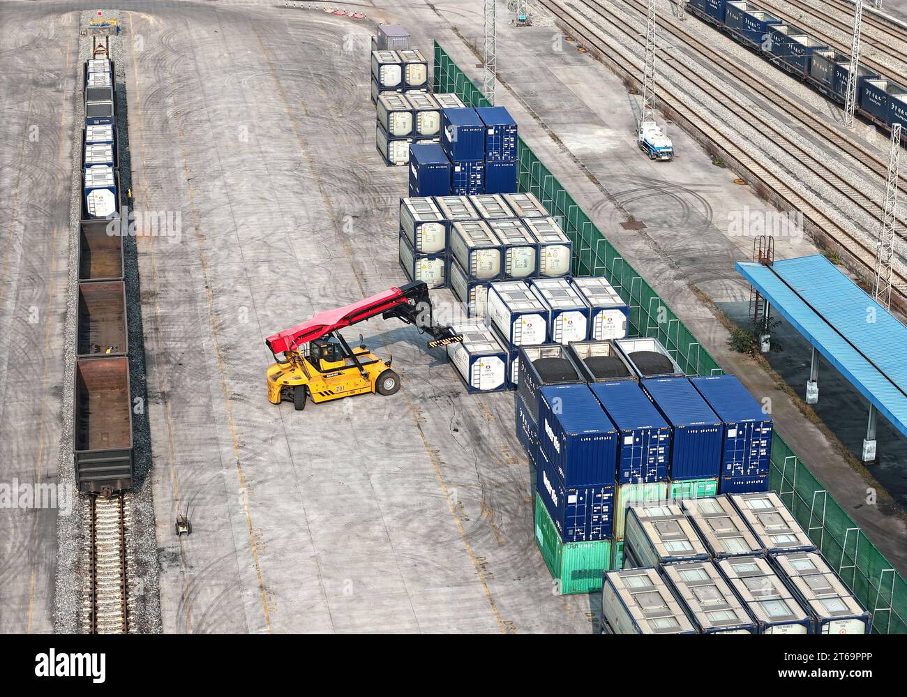 CHONGQING, CINA - 9 NOVEMBRE 2023 - Un treno scarica container presso il sito di una ferrovia speciale per lo sviluppo economico e tecnologico di Changshou Foto Stock