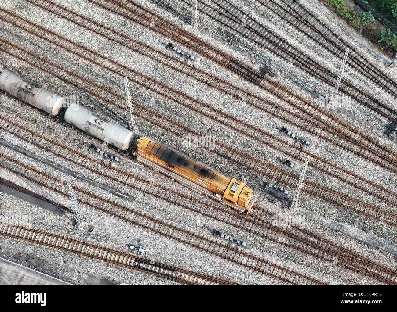 CHONGQING, CINA - 9 NOVEMBRE 2023 - Un treno esce lentamente dalla ferrovia speciale della zona di sviluppo economico e tecnologico di Changshou a Chon Foto Stock