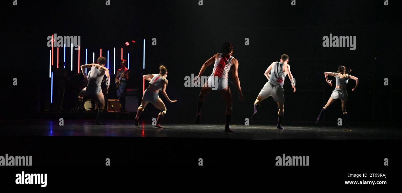 Pionieri della danza ampiamente acclamati, BalletBoyz torna sul palco con England on Fire al Sadler's Wells per quattro notti solo da mercoledì 8 a sabato 11 novembre 2023 ...England on Fire sarà un viaggio suggestivo nella vita contemporanea. La produzione racconta una ricerca di significato tra le sfide della vita, moderna e antica. Attraverso un'eclettica gamma di voci curate da Michael Nunn e Billy Trevitt, England on Fire è uno spettacolo che sfida il genere di intrighi politici e artistici, con artisti sia nuovi che tornano a collaborare con BalletBoyz. Foto Stock