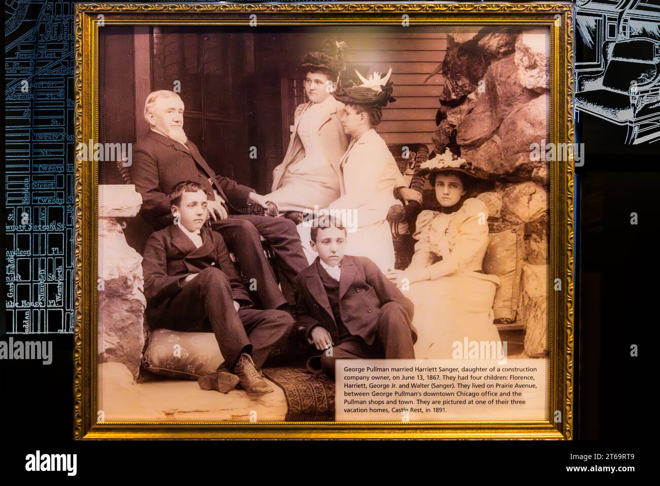 Foto della famiglia di George Pullman. Foto della mostra presso il Pullman Visitor Center dell'edificio della Torre dell'Orologio dell'amministrazione. George Pullman nel 1891 con sua moglie Harriett e i loro figli Florence, Hariett, George Jr. E Walter. Il quartiere Pullman di Chicago è stato gentrizzante dalla fine del XX secolo. Molti residenti sono coinvolti nel restauro delle proprie case e in progetti in tutto il quartiere. Chicago, Illinois, Stati Uniti Foto Stock
