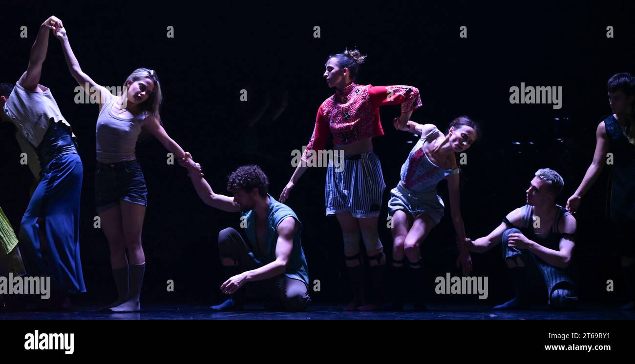 Pionieri della danza ampiamente acclamati, BalletBoyz torna sul palco con England on Fire al Sadler's Wells per quattro notti solo da mercoledì 8 a sabato 11 novembre 2023 ...England on Fire sarà un viaggio suggestivo nella vita contemporanea. La produzione racconta una ricerca di significato tra le sfide della vita, moderna e antica. Attraverso un'eclettica gamma di voci curate da Michael Nunn e Billy Trevitt, England on Fire è uno spettacolo che sfida il genere di intrighi politici e artistici, con artisti sia nuovi che tornano a collaborare con BalletBoyz. Foto Stock