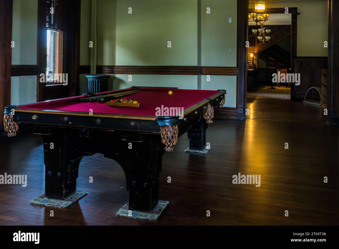 L'ex Hotel Florence a Pullman, Chicago, Illinois, USA, ospita una sala da biliardo con un tavolo in legno massiccio scuro e feltro rosso. Il Pullman National Historical Park conserva l'edificio, aperto nel 1881, come testimonianza della precedente città aziendale di George Pullman. Il quartiere di Pullman a Chicago è stato soggetto a gentrificazione dalla fine del XX secolo. Molti residenti sono coinvolti nel restauro delle proprie case e in progetti in tutto il quartiere. Foto Stock