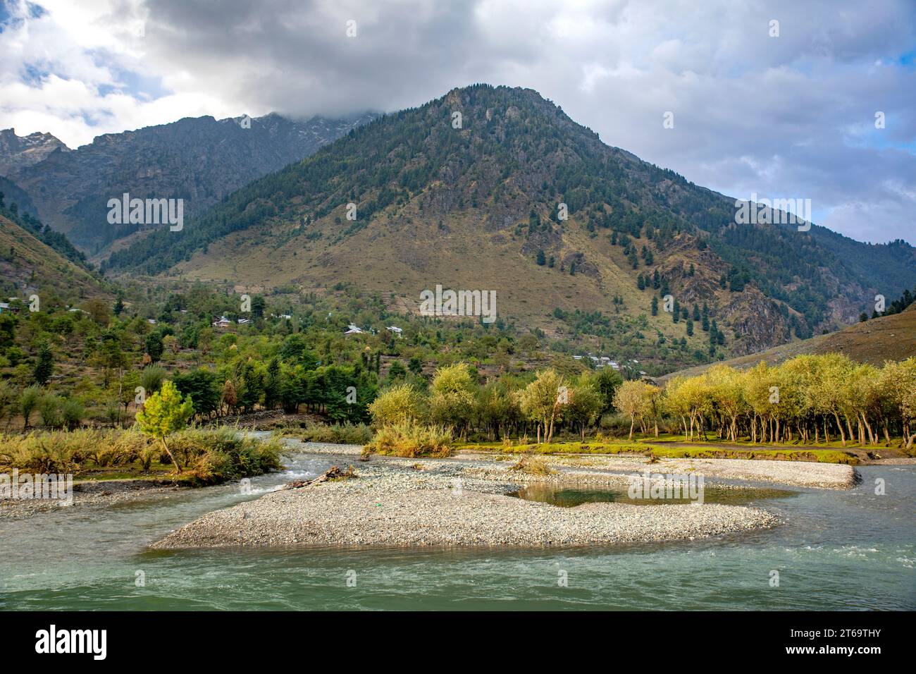 Valle di Betaab o valle di Betab vicino a Pahalgam nel Jammu e Kashmir, India Foto Stock