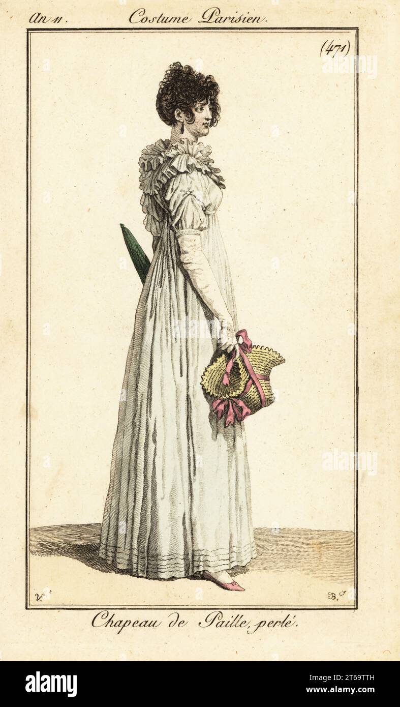 Donna in abito bianco con colletto in rilievo, che regge un cappello di paglia con perline e un ombrellone. Chapeau de Paille, perlé. Incisione in copperplate a mano di Pierre-Charles Baquoy in onore di Carle Vernet di Pierre de la Mesangeres Journal des Dames et des Modes, Magazine of Women and Fashion, Paris, An 11, 1803. Foto Stock