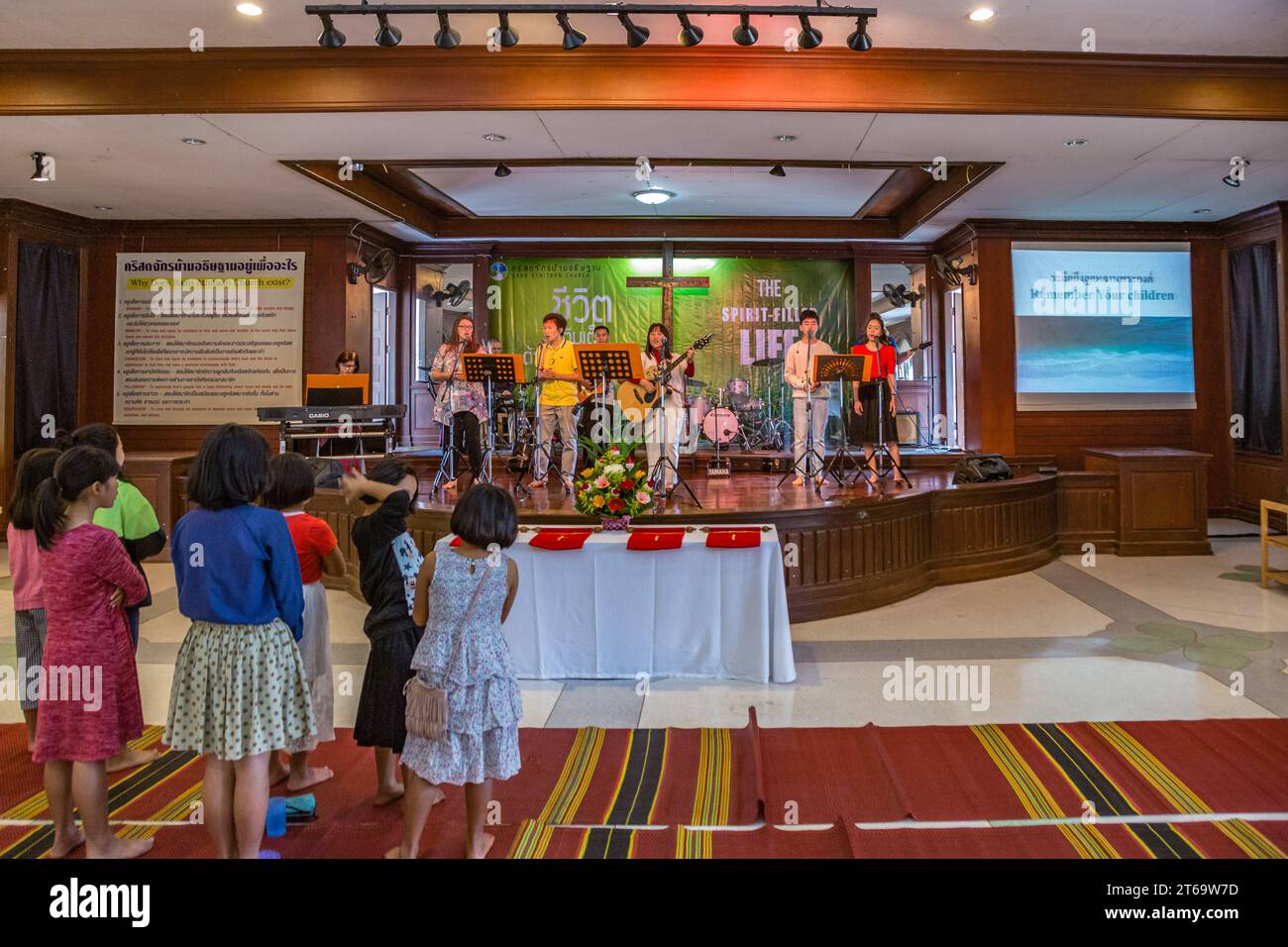 Lode al team che si esibisce alla Baan Athitaan Church and Grace Language School di Chiang Rai, Thailandia Foto Stock