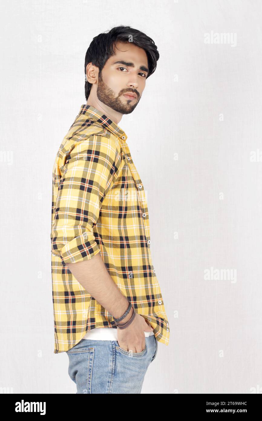 Ritratto di un uomo con la barba in abiti casual gialli Foto Stock