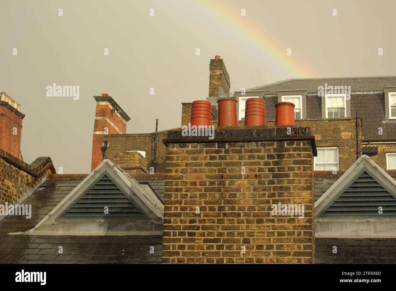 Londra, Regno Unito. 9 novembre 2023. Tempo nel Regno Unito: Cieli azzurri e soleggiati con soffici nuvole bianche adornavano il cielo sopra Londra mentre la gente si godeva il sole al Reagents Park, per poi essere rapidamente seguita da forti piogge e cieli grigi. Quando i cieli cominciarono a schiarire gli arcobaleni emersero. Crediti: Aldercy Carling/ Alamy Live News Foto Stock