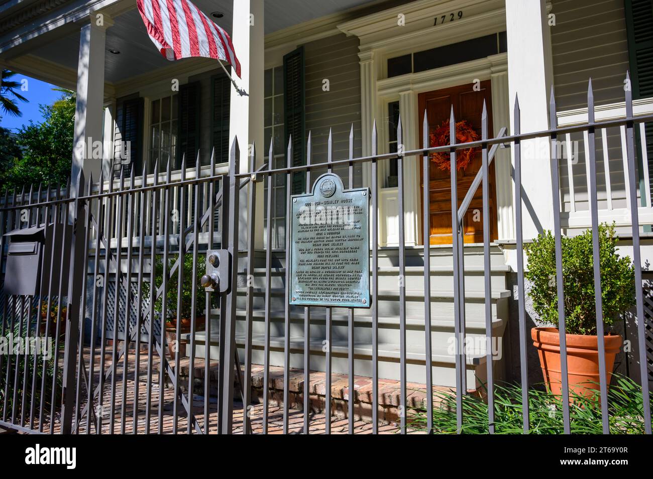 NEW ORLEANS, LOUISIANA, USA - 5 NOVEMBRE 2023: Ingresso e simbolo storico della storica Goodrich-Stanley House nel Garden District Foto Stock