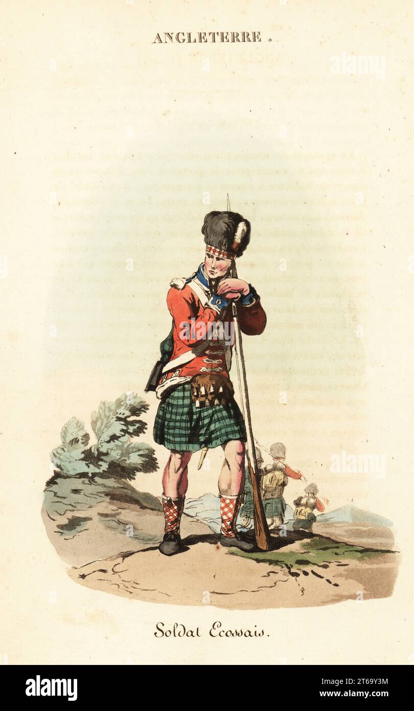 Privato del 42nd Highland Regiment, anni '1800 Indossa un cappello in pelle d'orso, cappotto scarlatto, sporan, kilt tartan, calze a scacchi, e contiene un moschetto a pietra focaia. Soldato scozzese, Soldat Ecossais. Incisione su copperplate a mano dopo un'illustrazione di William Alexander di J-B.. Eyries l'Angleterre ou Costumes, Moeurs et Usages des Anglais, England: Costumes, Manners and Mores of the English, Librairie de Gide Fils, Parigi, 1821. Jean-Baptiste Eyries (1767-1846) è stato un geografo, autore e traduttore francese. Foto Stock
