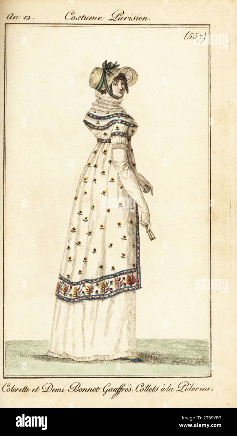Donna con colletto e semicarino crimpati, cappellini e soprabito con bordi ricamati, abito in mussola bianco. Colerette et Demi Bonnet Gauffres, colletti a la Pelerine. Incisione in copperplate a mano da Pierre de la Mesangeres Journal des Dames et des Modes, Magazine of Women and Fashion, Paris, An 12, giugno 1804. Illustrazioni di Carle Vernet, Jean-Francois Bosio, Dominique Bosio e Philibert Louis Debucourt, incise da Pierre-Charles Baquoy. Foto Stock