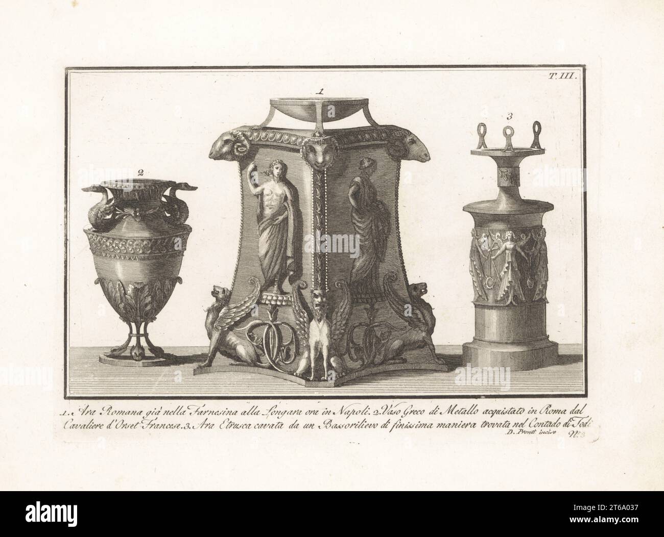 Altare romano a una dea con griffini e teste di montoni della Villa Farnesina alla Longara ora a Napoli 1, vaso di metallo greco acquistato a Roma da un cavaliere francese 2, altare etrusco copiato da un bel bassorilievo trovato in Todi 3. Incisione in copperplate di Domenico Pronti dalla sua nuova Collezione raffigurante costumi religiosi, civili e militari degli antichi Egizi, Etruschi, Greci e Romani, Nuova Raccolta Rappresentante i Costumi Religiosi Civili e Militari, Roma, 1805. Foto Stock