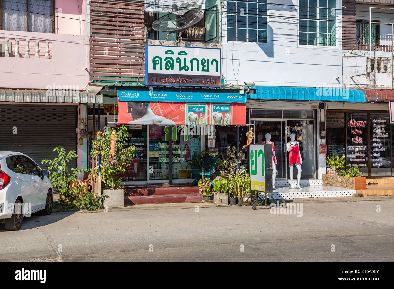 Negozi al dettaglio lungo la strada a Chiang Rai, Thailandia Foto Stock Negozi al dettaglio lungo la strada a Chiang Rai, Thailandia Foto Stock