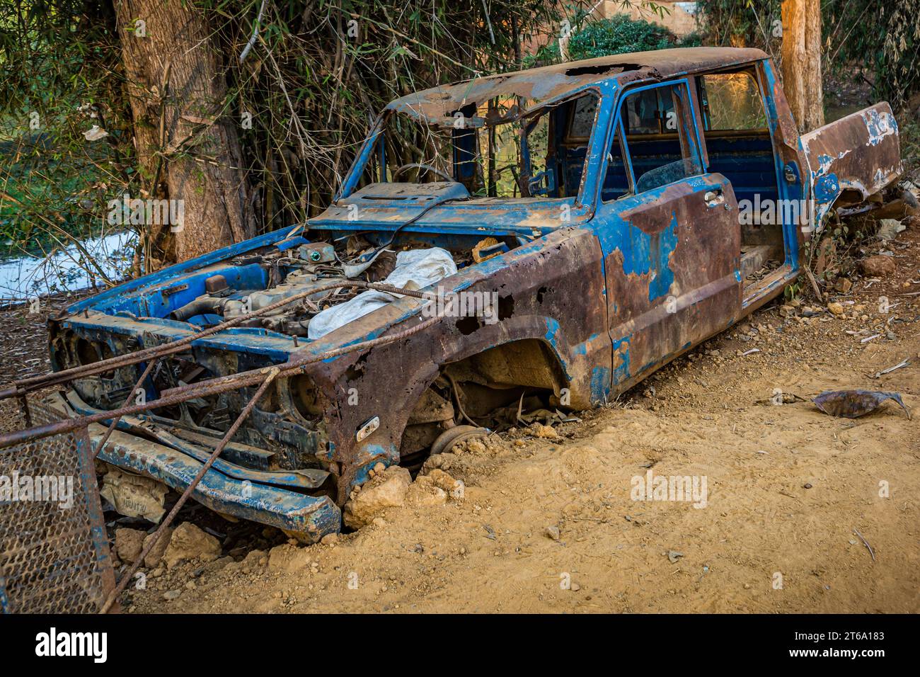 Pick-up camion abbandonato sul lato della strada all'interno dei villaggi dell'Unione delle tribù collinari fuori Chiang Rai nel distretto di Nanglae in Thailandia Foto Stock
