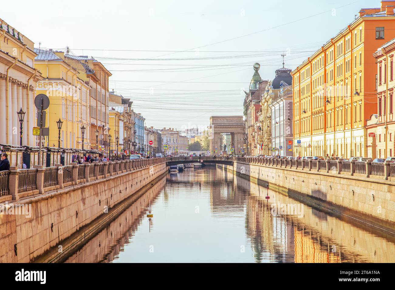 L'argine del canale Griboedov in una giornata di sole. St Pietroburgo, Russia - 11 settembre 2023 Foto Stock