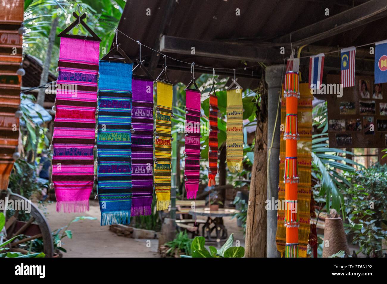 Decorazioni murali intrecciate realizzate dalla tribù Karen del collo lungo (tribù Kayah Lahwi) nel villaggio dell'Unione delle tribù collinari a Chiang Rai, Thailandia Foto Stock
