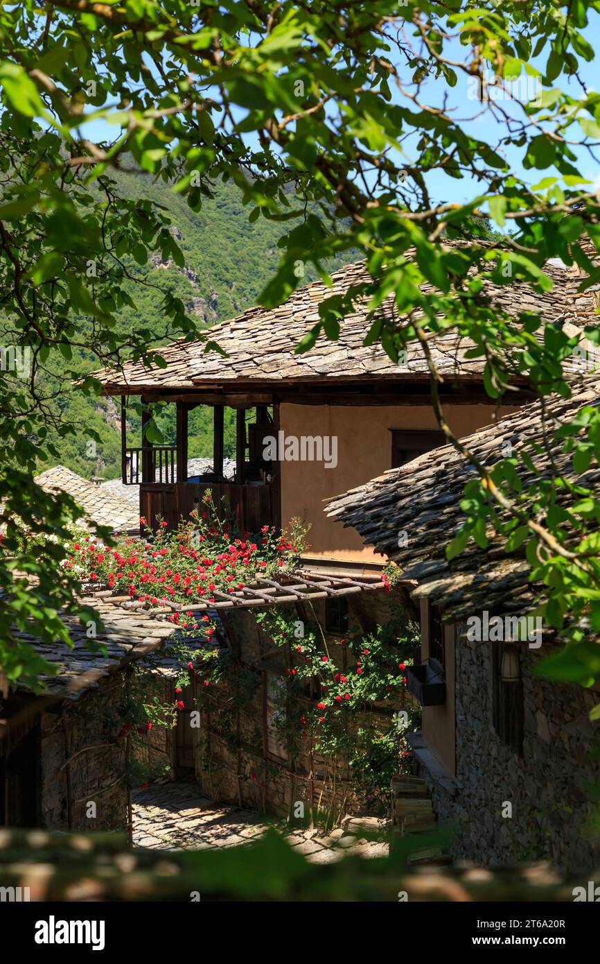 Villaggio di Kovachevitsa con autentici del XIX secolo e ospita, Blagoevgrad Regione, Bulgaria Foto Stock