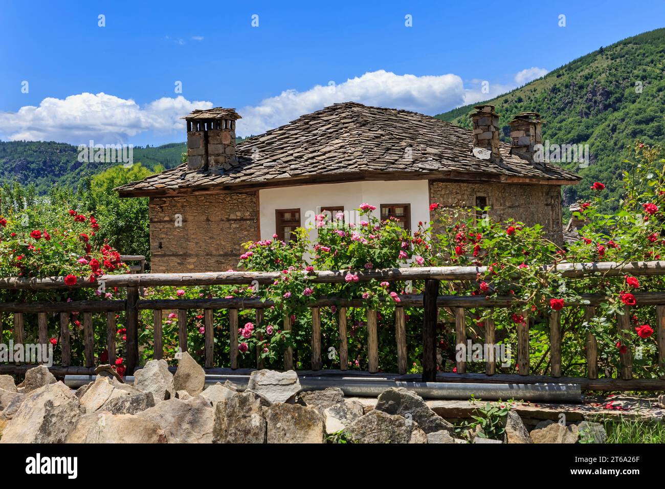 Villaggio di Kovachevitsa con autentici del XIX secolo e ospita, Blagoevgrad Regione, Bulgaria Foto Stock