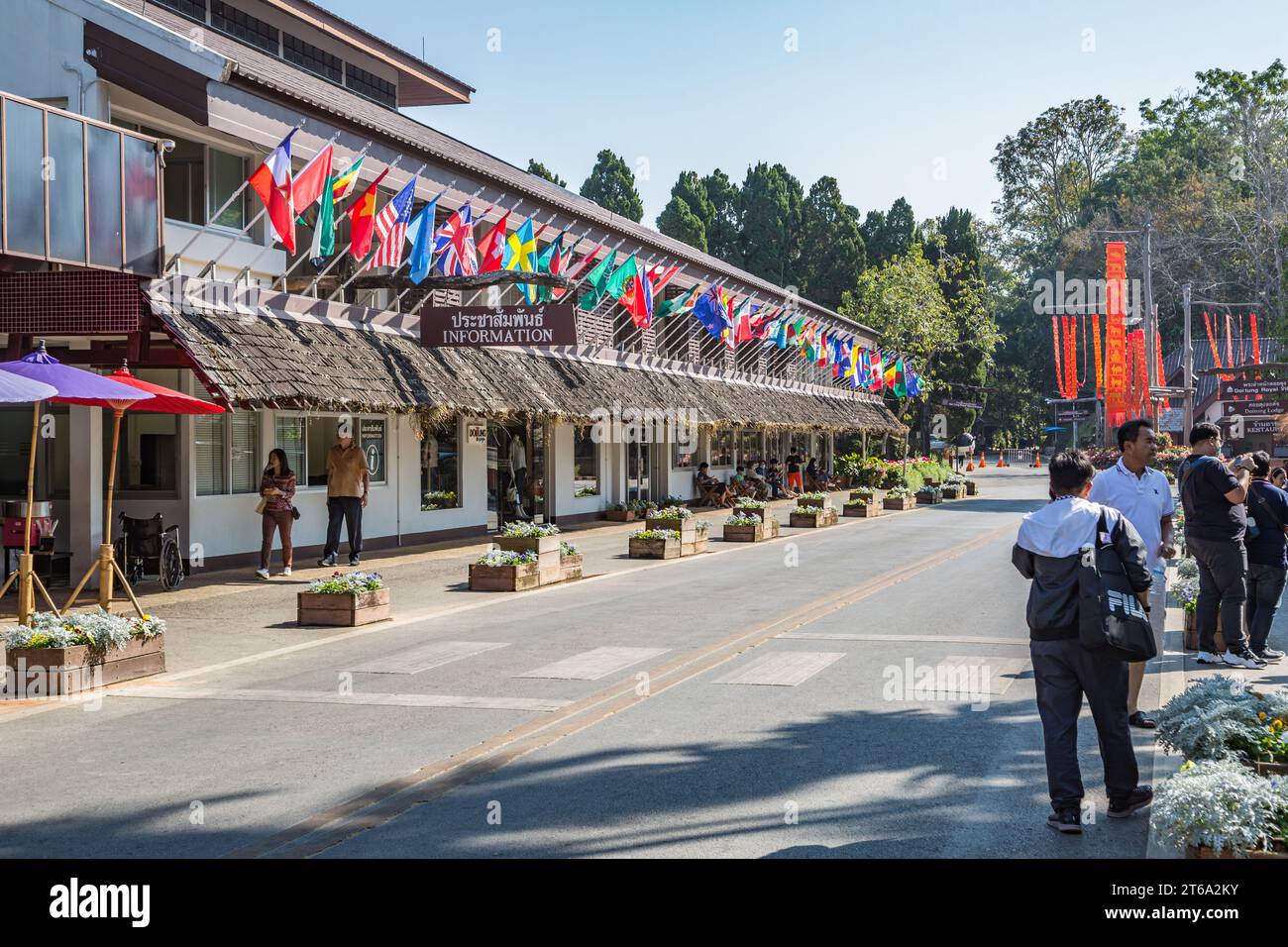L'edificio contiene il centro informazioni, i negozi al dettaglio e il ristorante all'interno dell'attrazione turistica Doi Tung a Chiang Rai, Thailandia Foto Stock L'edificio contiene il centro informazioni, i negozi al dettaglio e il ristorante all'interno dell'attrazione turistica Doi Tung a Chiang Rai, Thailandia Foto Stock