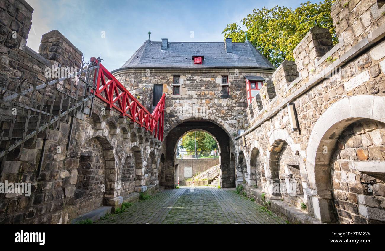 Ponttor, porta medievale della città di Aquisgrana, Germania. Foto Stock