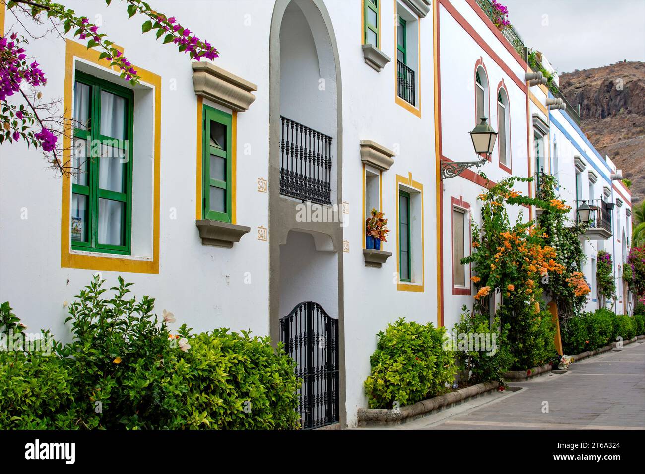 Fiori sulle case nel romantico villaggio di pescatori di Puerto de Mogán, sull'isola Canaria di Gran Canaria in Spagna Foto Stock