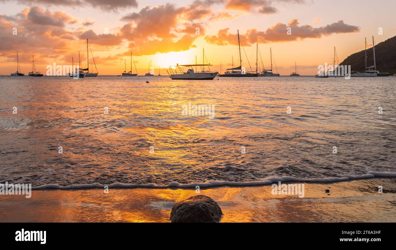 Tramonto a la grande Anse d'Arlet a la Martinica, Mar dei Caraibi, Indie occidentali francesi. Foto Stock Tramonto a la grande Anse d'Arlet a la Martinica, Mar dei Caraibi, Indie occidentali francesi. Foto Stock