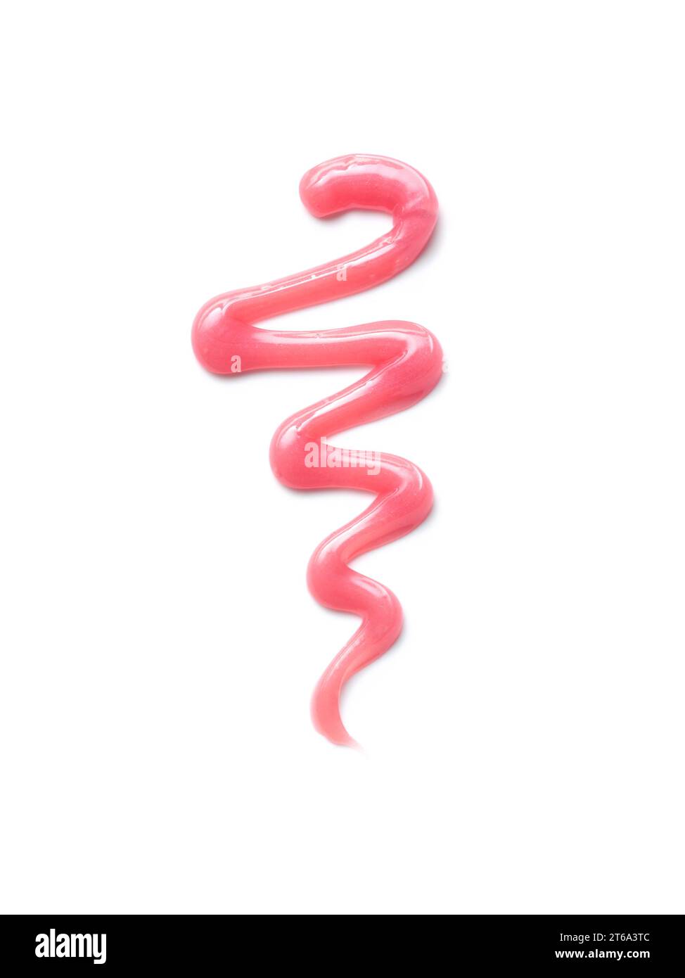 Balsamo per le labbra rosa texture lucida, trama isolata su sfondo bianco. Campione di prodotti cosmetici Foto Stock