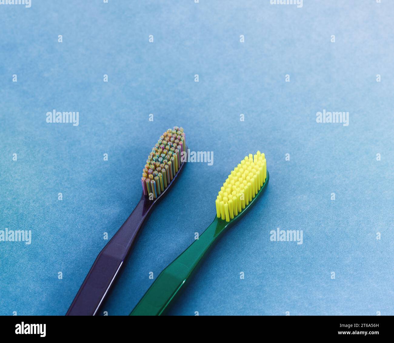 Diversi tipi di igiene orale spazzolini da denti, concetto di stile di vita di assistenza sanitaria. Foto Stock